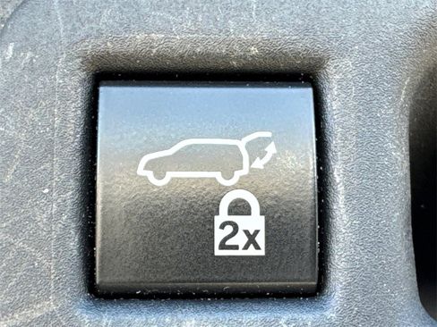 Used 2023 Toyota Sienna XLE image 18