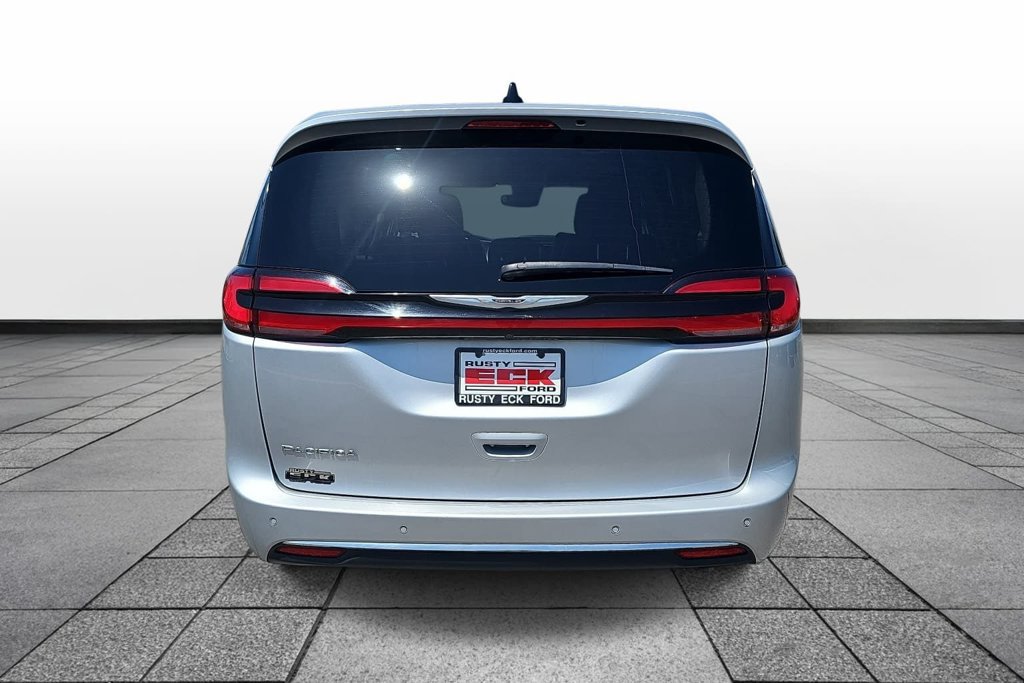 Used 2023 Chrysler Pacifica Touring-L FWD image 6
