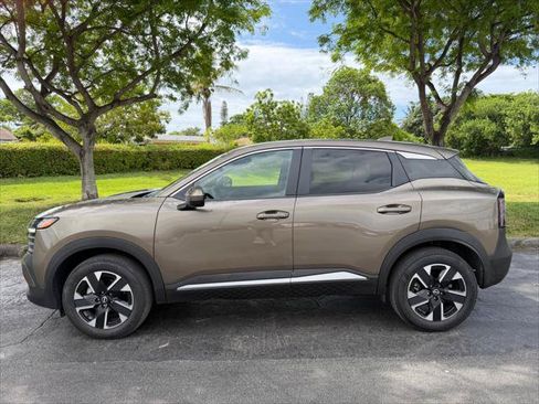 Used 2025 Nissan Kicks SV AWD/4WD image 6