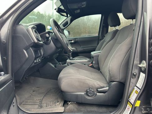 Used 2017 Toyota Tacoma TRD Sport image 12