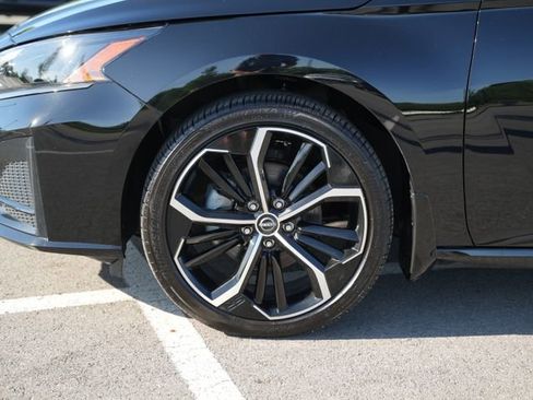 Used 2025 Nissan Altima 2.5 SR FWD image 11