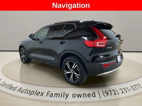 Used 2023 Volvo XC40 B4 Core w/ Convenience Package FWD image 3
