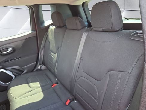 Used 2018 Jeep Renegade Latitude w/ Cold Weather Group image 11