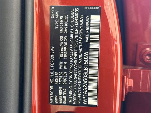 Certified 2025 Porsche Macan image 36