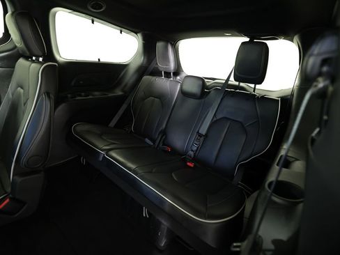 Used 2025 Chrysler Pacifica Limited FWD image 15