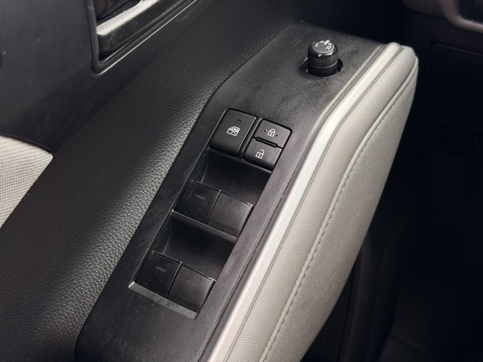 Used 2023 Toyota Highlander L AWD/4WD image 18