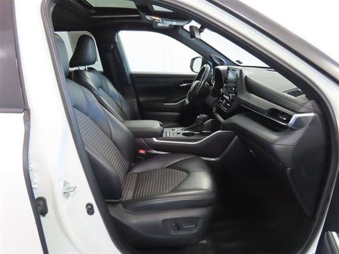 Used 2021 Toyota Highlander XSE FWD image 40