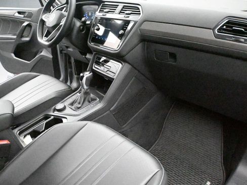 Used 2024 Volkswagen Tiguan SE image 17