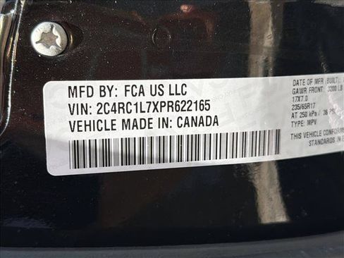 Used 2023 Chrysler Pacifica Touring-L FWD image 27