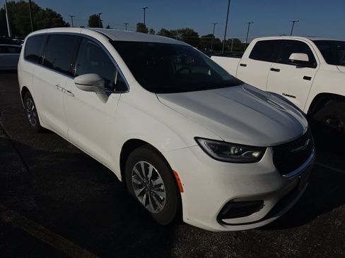 Used 2022 Chrysler Pacifica Touring-L FWD image 1