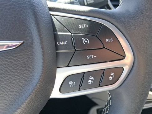 Used 2024 Chrysler Pacifica Touring-L FWD image 19