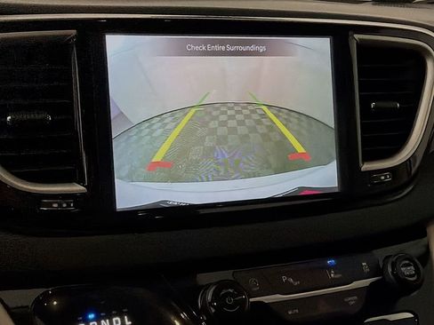 Used 2024 Chrysler Pacifica Touring-L image 17