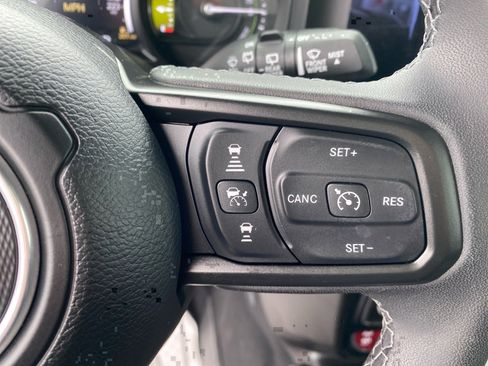 Used 2025 Jeep Wrangler Willys image 17