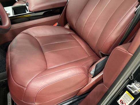 Used 2025 Land Rover Range Rover SE image 11