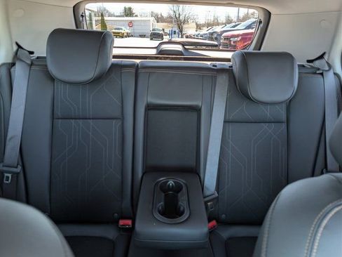 Used 2022 Chevrolet Trax LT w/ LT Convenience Package image 16