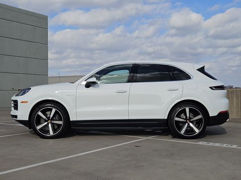Certified 2025 Porsche Cayenne E-Hybrid image 2