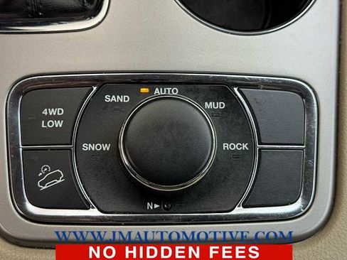 Used 2021 Jeep Grand Cherokee Laredo AWD/4WD image 37