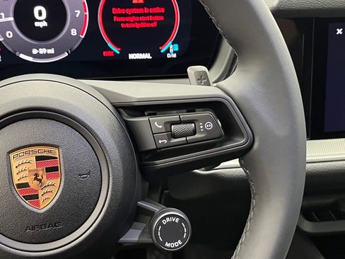 Used 2025 Porsche Cayenne image 13