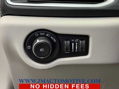 Used 2021 Chrysler Pacifica Touring-L AWD/4WD image 35