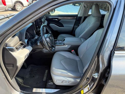 Used 2021 Toyota Highlander Limited image 10