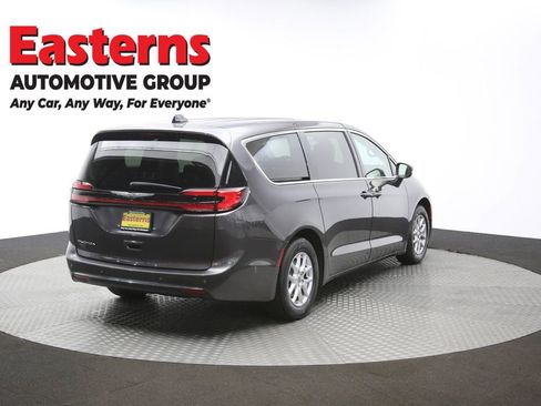 Used 2023 Chrysler Pacifica Touring-L image 41