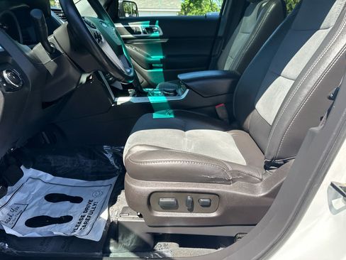 Used 2015 Ford Explorer XLT w/ Equipment Group 202A AWD/4WD image 11