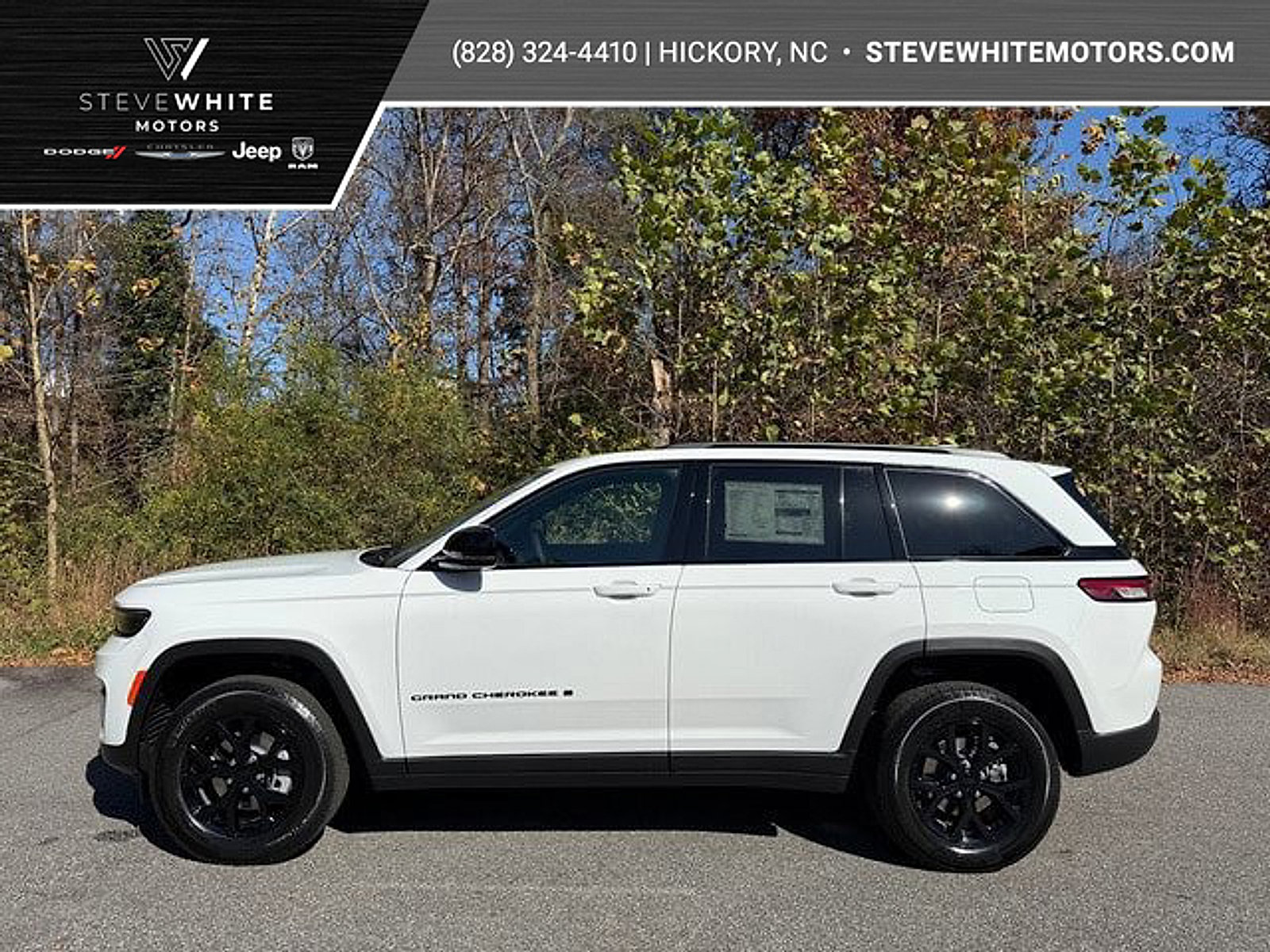 Used 2025 Jeep Grand Cherokee Altitude AWD/4WD image 1