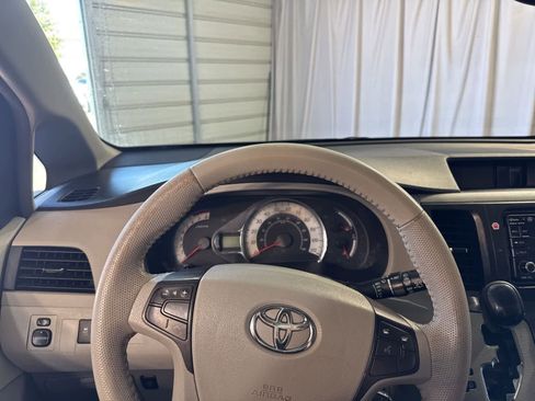 Used 2014 Toyota Sienna SE FWD image 23