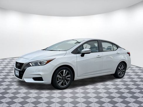Used 2020 Nissan Versa SV image 3