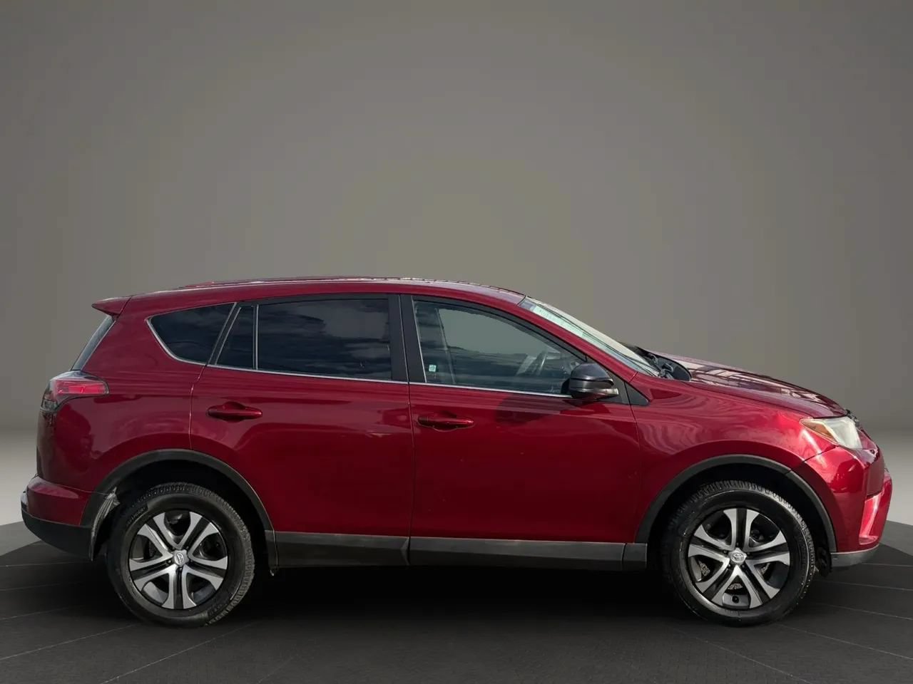 Used 2018 Toyota RAV4 LE FWD image 6