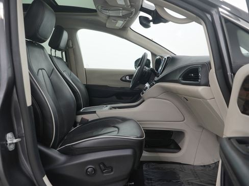 Used 2023 Chrysler Pacifica Limited image 11