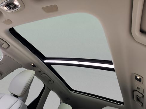 Used 2020 Volvo XC60 T8 Momentum w/ Protection Package Premier image 18