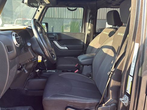Used 2014 Jeep Wrangler Unlimited Sahara w/ Connectivity Group AWD/4WD image 9