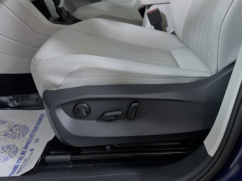 Used 2022 Volkswagen Tiguan SE w/ Panoramic Sunroof Package image 18