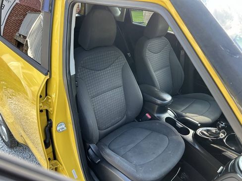 Used 2014 Kia Soul ! FWD image 21