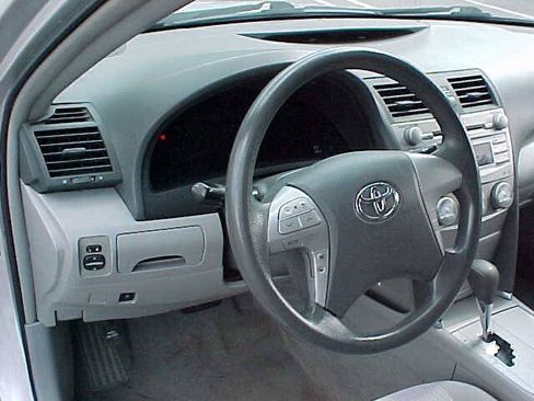 Used 2010 Toyota Camry LE FWD image 50