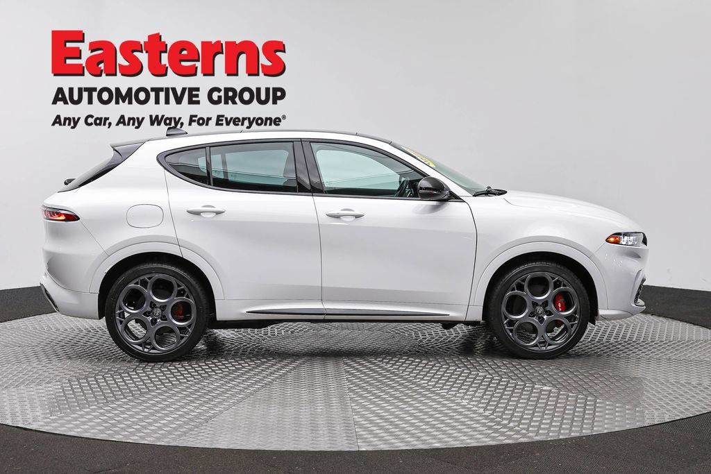 Used 2025 Alfa Romeo Tonale Tributo Italiano AWD/4WD image 4