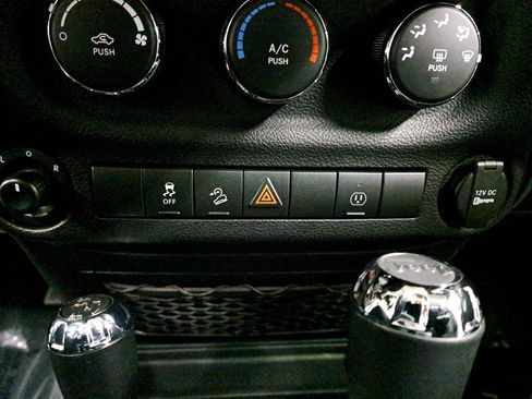 Used 2018 Jeep Wrangler Rubicon w/ Power Convenience Group image 21