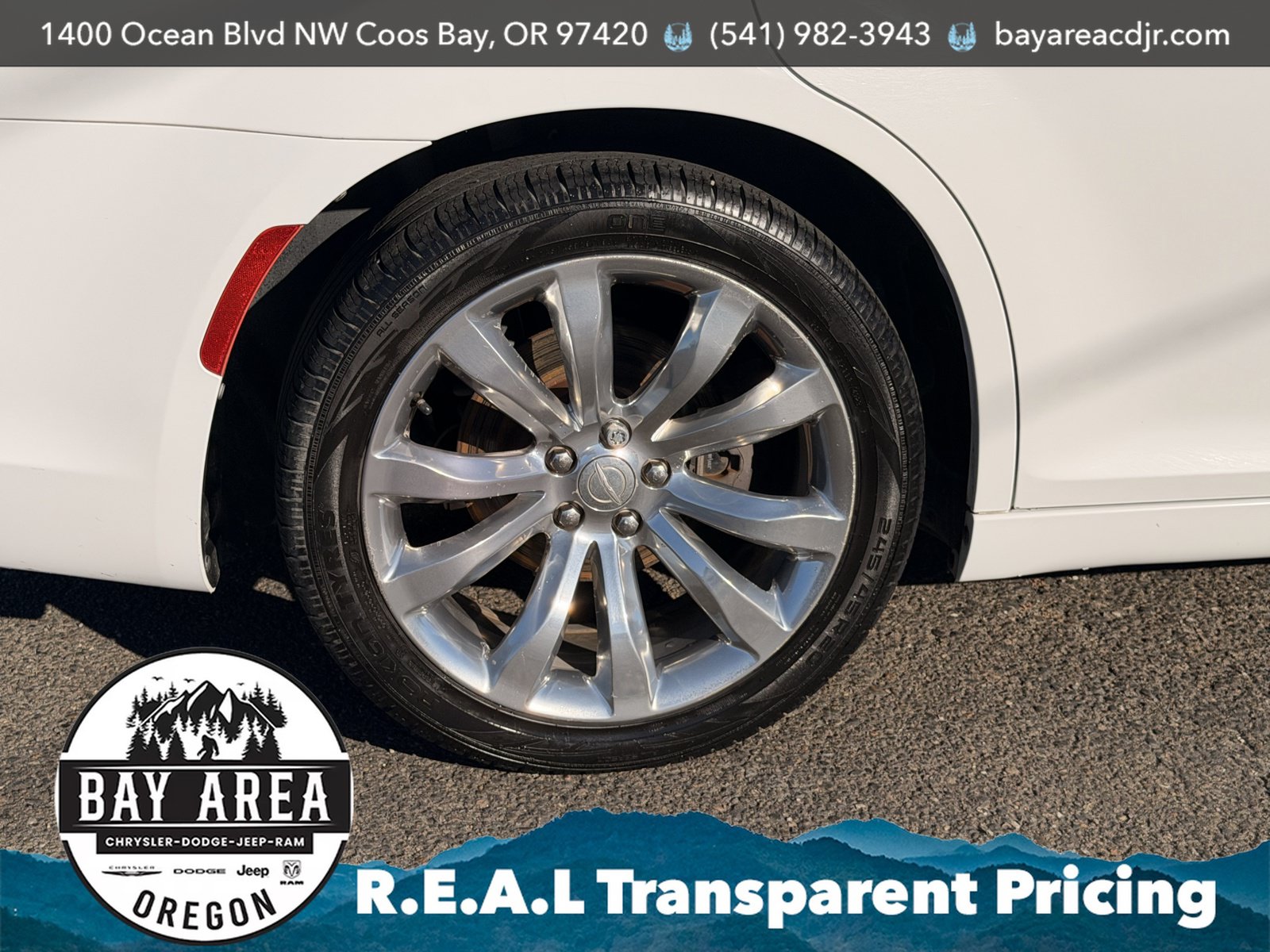 Used 2019 Chrysler 300 Limited w/ Light Group RWD image 9