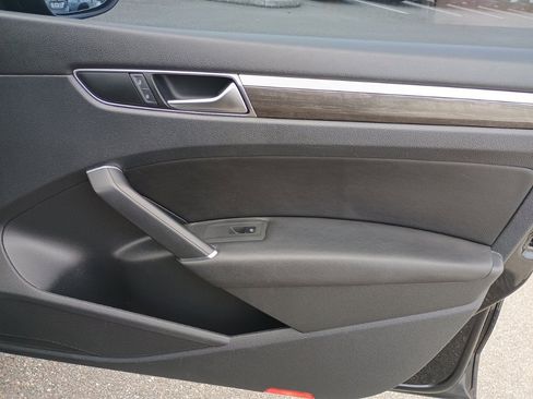 Used 2018 Volkswagen Passat 2.0T SEL Premium image 22