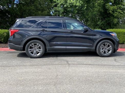 Used 2021 Ford Explorer XLT w/ Equipment Group 202A RWD image 9