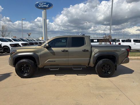 Used 2024 Toyota Tacoma TRD Off-Road image 2