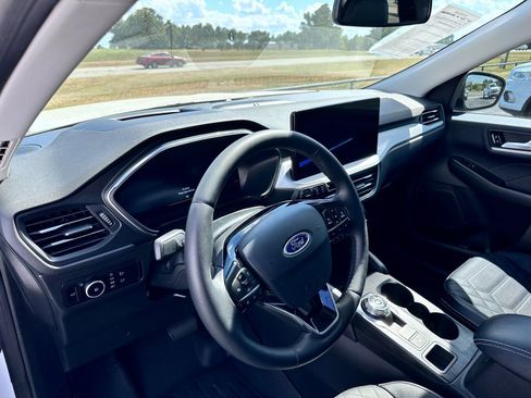 Used 2023 Ford Escape Platinum w/ Premium Technology Package image 16