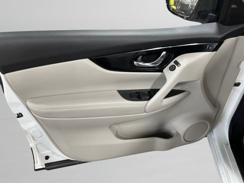 Certified 2022 Nissan Rogue Sport SV AWD/4WD image 16