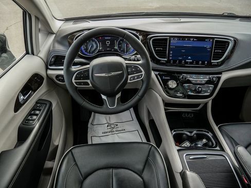 Used 2024 Chrysler Pacifica Limited FWD image 29