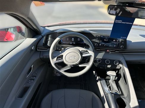 Used 2025 Hyundai Elantra SE image 11