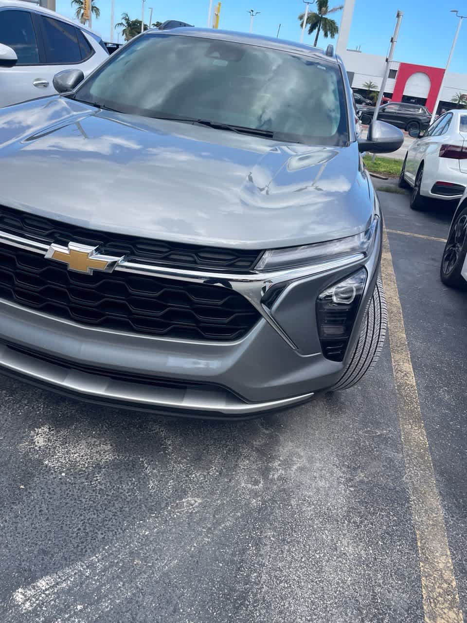 Used 2025 Chevrolet Trax LT FWD image 2