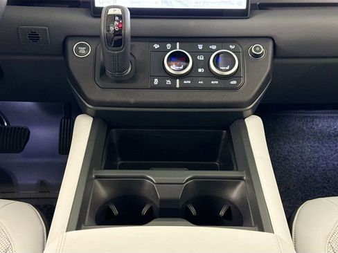 Used 2025 Land Rover Defender 110 X-Dynamic SE image 12