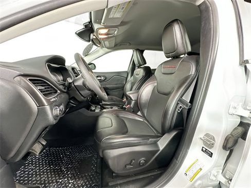 Used 2022 Jeep Cherokee Trailhawk image 18