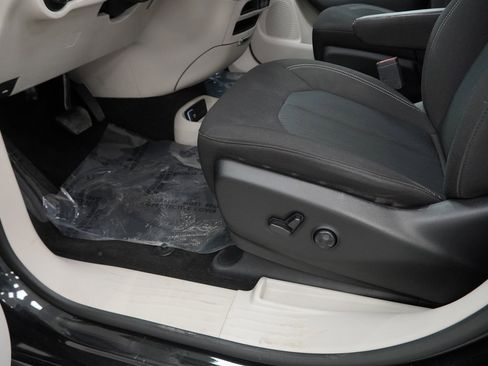 Used 2023 Chrysler Voyager LX image 38